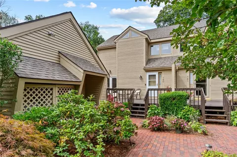 140 Pine Glen Dr, East Greenwich, RI 02818