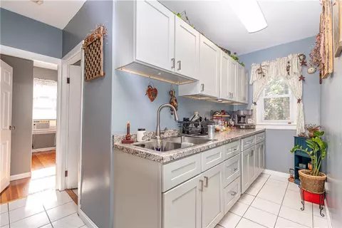 41 Verdun St, Woonsocket, RI 02895 photo 8