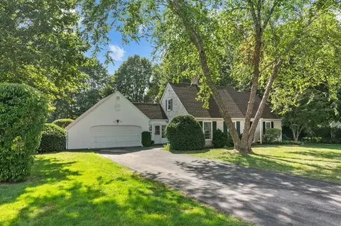 8 North Dr, Middletown, RI 02842