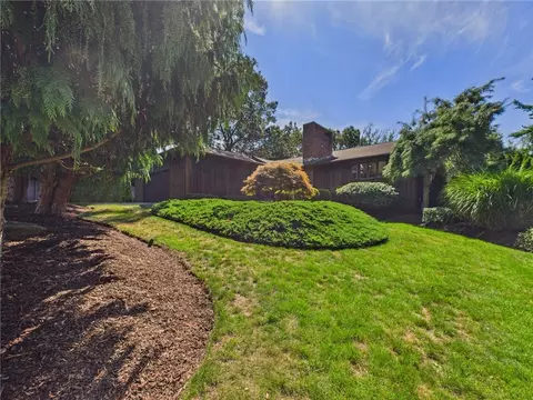 2 Valley View Dr, Johnston, RI 02919
