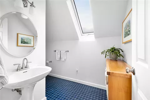 Bath - 41 8th Ave, Warwick, RI 02886 photo 5 of 5