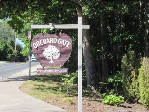 125 Smith Ave #1B, Greenville, RI 02828