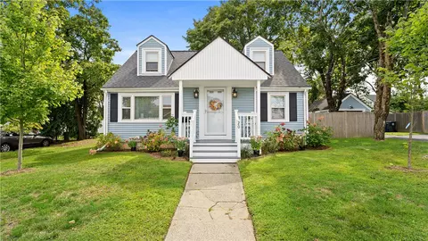 20 Manor Rd, Cranston, RI 02920