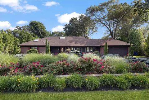 788 Namquid Dr, Warwick, RI 02888