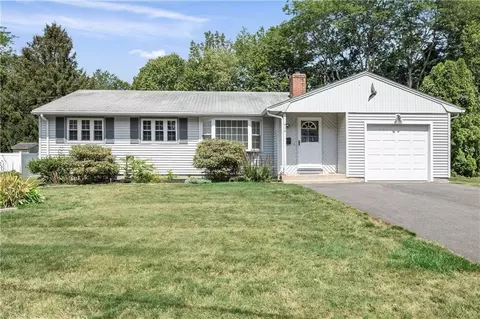 414 Knollwood Dr, Woonsocket, RI 02895