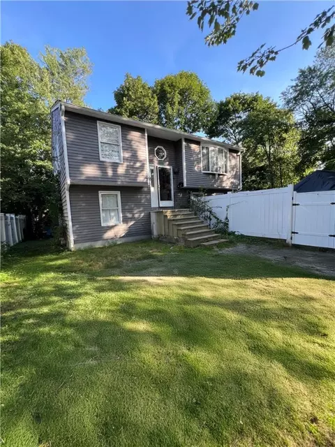 94 Waverly St, Warwick, RI 02889