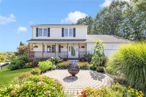 11 Shannon Ln, West Warwick, RI 02893