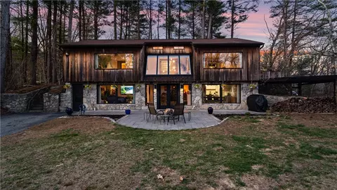 25 Mountaindale Rd, Smithfield, RI 02917