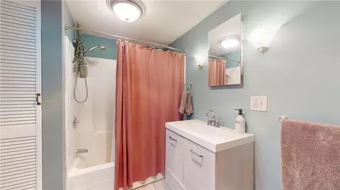 Bath - 564 S County Trl, Exeter, RI 02822 photo 1 of 1