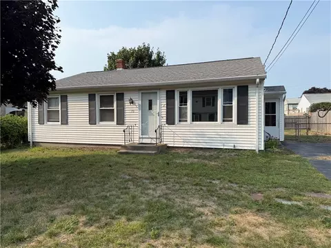 70 Glen Meadows Dr, Pawtucket, RI 02861