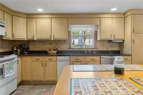 47 Flagg Ave, Warwick, RI 02886 photo 11