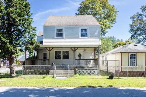 52 Uncas St, Warwick, RI 02889