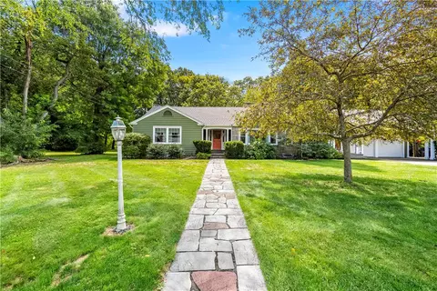 36 Apple Tree Ln, Warwick, RI 02888