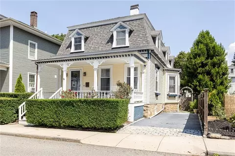 14 Ayrault St, Newport, RI 02840