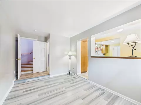 Living - 85 Pilgrim Dr, Warwick, RI 02888 photo 7 of 9