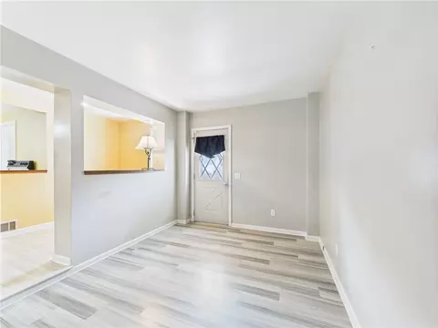 Living - 85 Pilgrim Dr, Warwick, RI 02888 photo 6 of 9