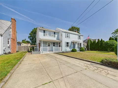 85 Pilgrim Dr, Warwick, RI 02888