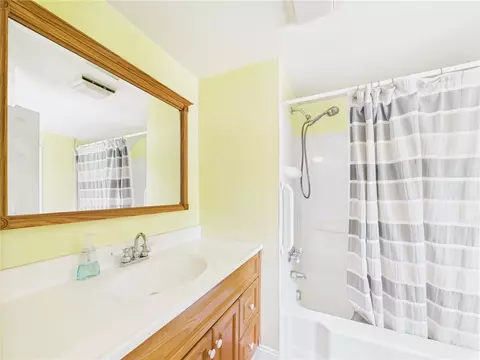 Bath - 85 Pilgrim Dr, Warwick, RI 02888 photo 4 of 4