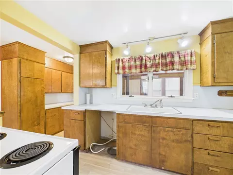 Kitchen - 85 Pilgrim Dr, Warwick, RI 02888 photo 3 of 3
