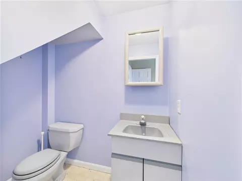 Bath - 85 Pilgrim Dr, Warwick, RI 02888 photo 3 of 4