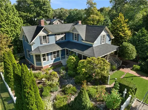21 1st St, Barrington, RI 02806