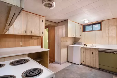 Kitchen - 21 Parsonage Dr, Warwick, RI 02889 photo 4 of 4