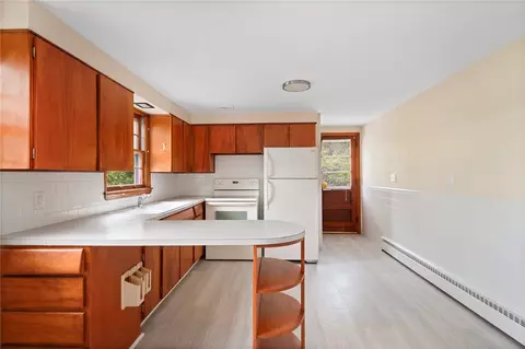 Kitchen - 21 Parsonage Dr, Warwick, RI 02889 photo 2 of 4