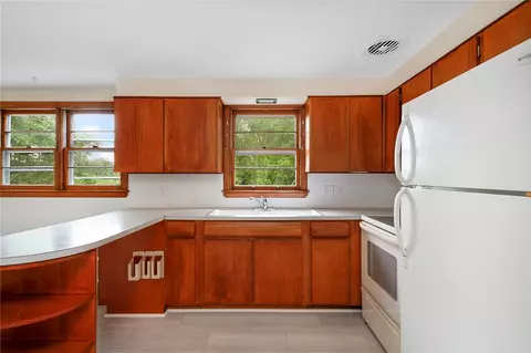 Kitchen - 21 Parsonage Dr, Warwick, RI 02889 photo 3 of 4