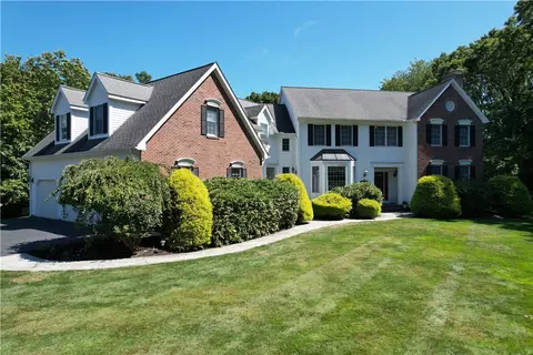 215 Finch Ln, Saunderstown, RI 02874