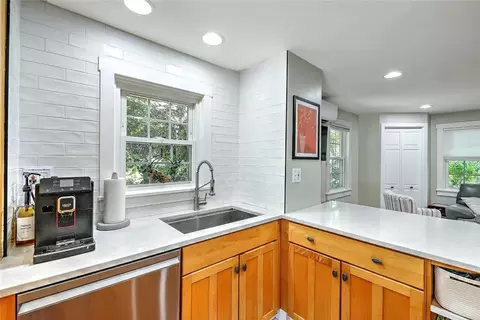 1216 E Main Rd, Middletown, RI 02842 photo 7