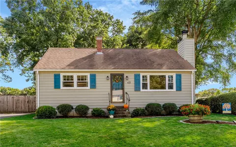 72 Windsor Park Dr, Coventry, RI 02816