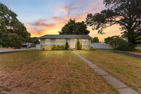 65 Hoyt St, Warwick, RI 02886