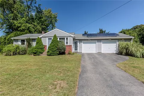 105 Stonedale Rd, Warwick, RI 02889