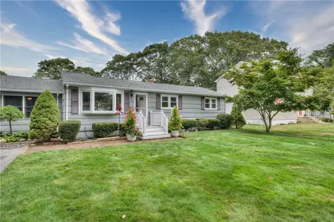 7 Cosett Rd, Warwick, RI 02886