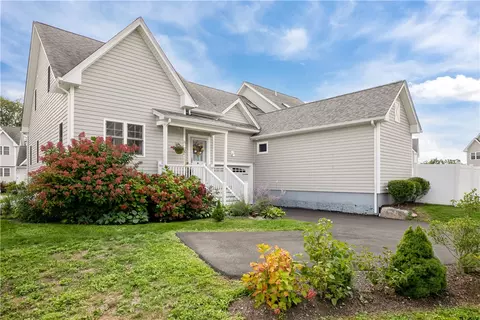 73 Seafare Ln, Portsmouth, RI 02871