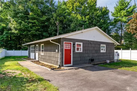 17 Paige Dr, Coventry, RI 02816