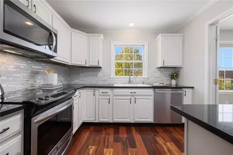 231 Maple Ave #204, Newport, RI 02840