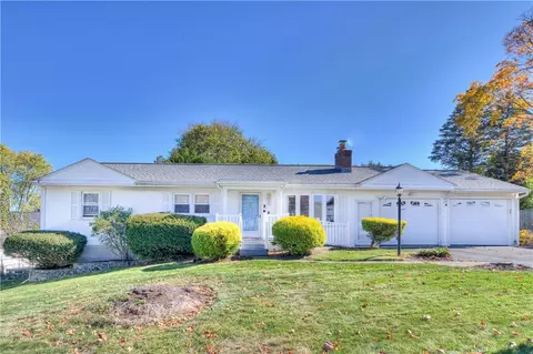 16 Randall St, Greenville, RI 02828