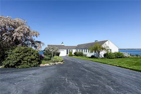 90 N Cliff Dr, Narragansett, RI 02882