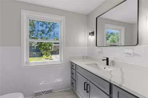 Bath - 75 Marshall Ave, Warwick, RI 02886 photo 1 of 2