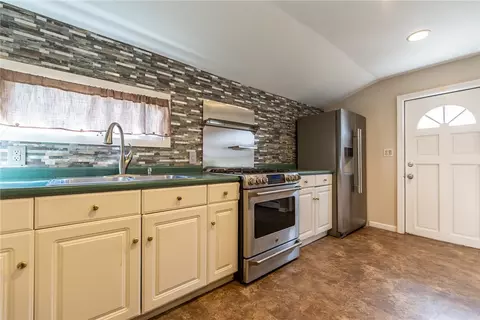 68 Northeast St, Woonsocket, RI 02895 photo 6