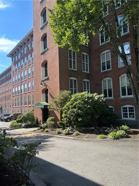 2 School St #403, Lincoln, RI 02865
