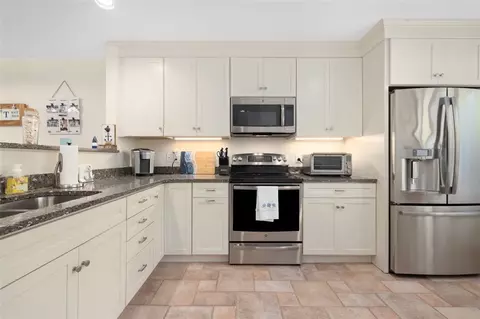 6 Pendleton Pl, Narragansett, RI 02882