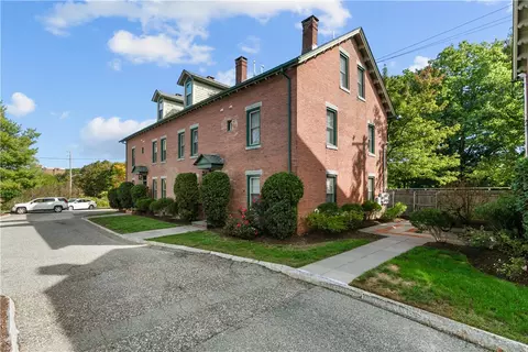 1746 Lonsdale Ave #10, Lincoln, RI 02865