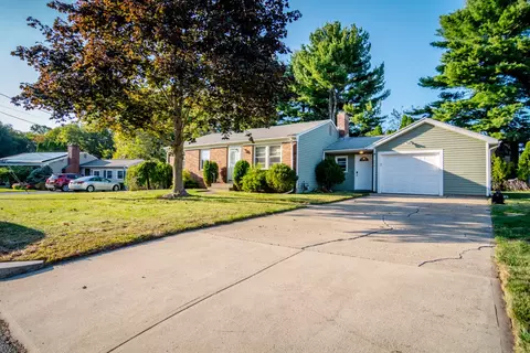 444 Knollwood Dr, Woonsocket, RI 02895