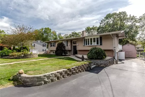 25 Lincoln Dr, Johnston, RI 02919