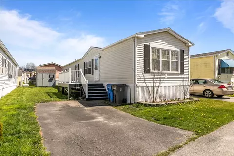 92 Bayview Pkwy, Middletown, RI 02842