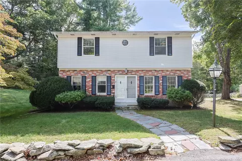 8 Wolf Hill Rd, Smithfield, RI 02917