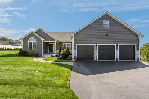214 Danielle Dr, Woonsocket, RI 02895