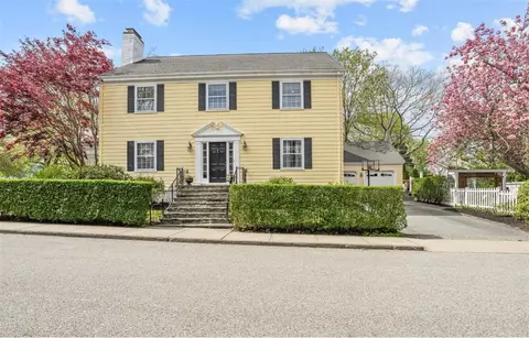 60 Ayrault St, Newport, RI 02840